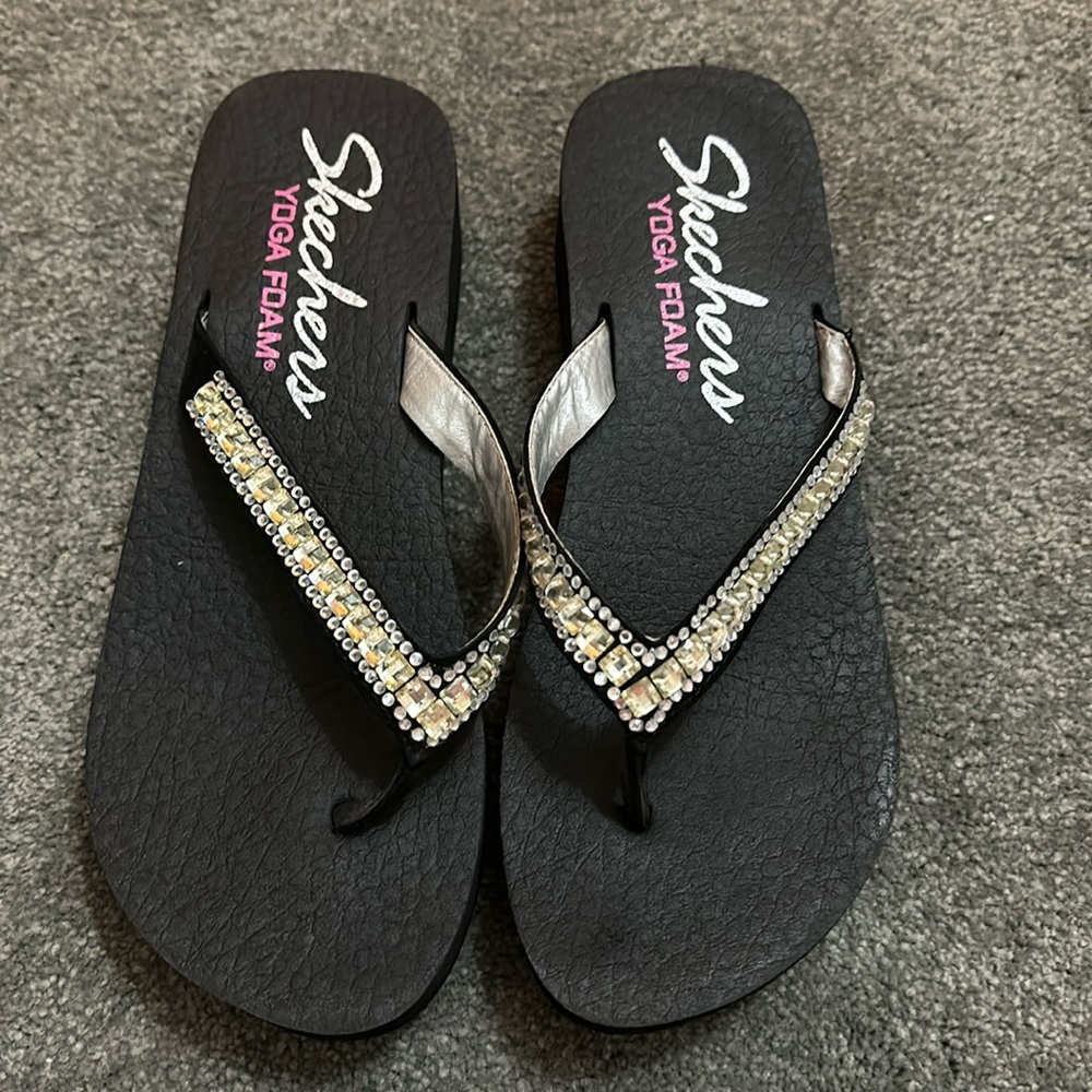Sketchers Yoga Foam Rhinestone Flip flops sz7